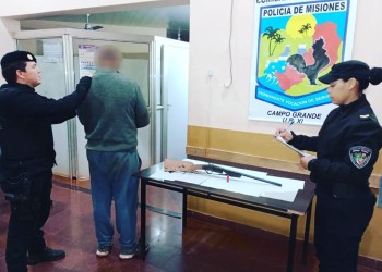 Detenidos por agredir a sus parejas con una escopeta y un cuchillo