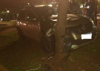 Posadas: chocó un árbol y terminó herida