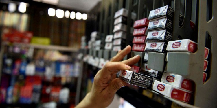 EN CAÍDA. Los cigarrillos que pagan FET se venden menos y crece la venta de los económicos que no tributan.