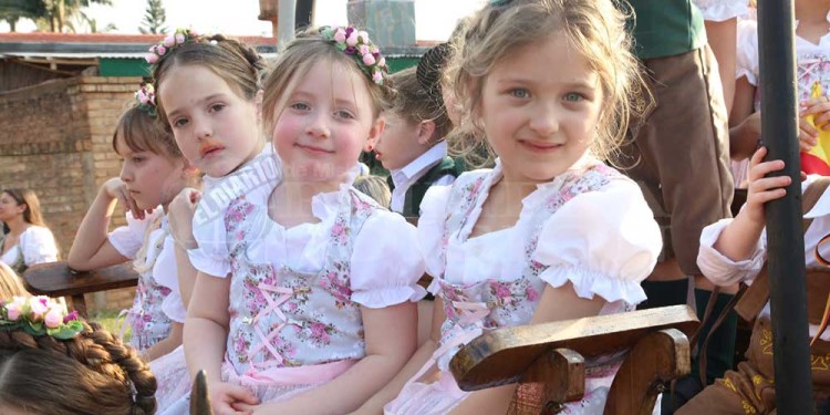 La fiesta a pleno: con el desfile de colectividades, los inmigrantes festejan en Oberá