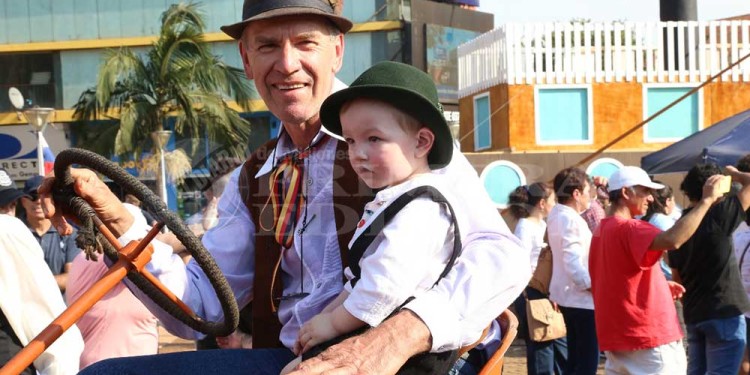 La fiesta a pleno: con el desfile de colectividades, los inmigrantes festejan en Oberá