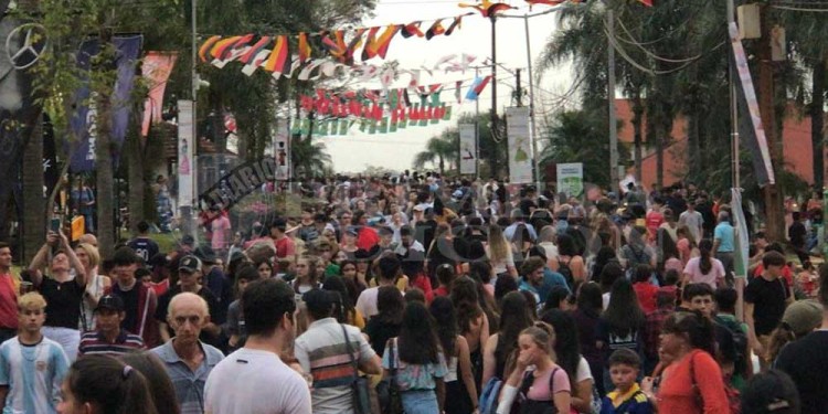 La fiesta a pleno: con el desfile de colectividades, los inmigrantes festejan en Oberá