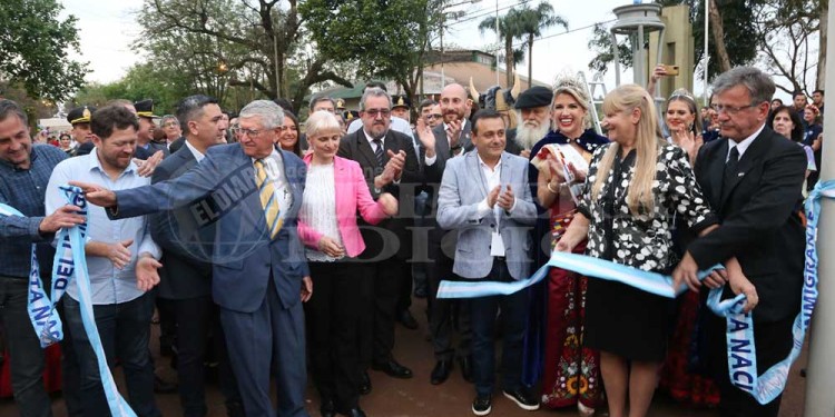 La fiesta a pleno: con el desfile de colectividades, los inmigrantes festejan en Oberá