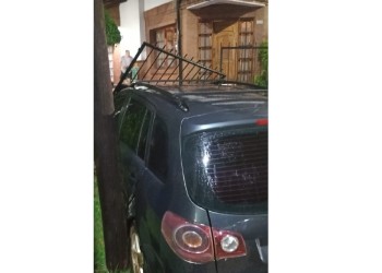 Se pinchó un neumático, despistó y terminó contra el portón de una casa