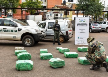 Narcos en fuga abandonaron utilitario con más 300 kilos de marihuana