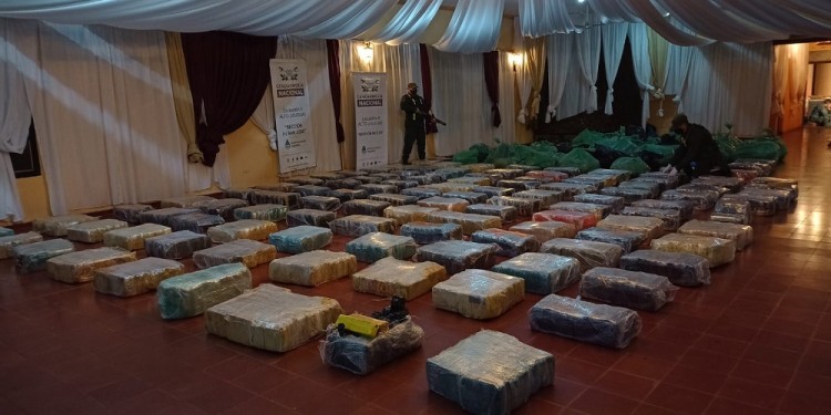 Gracias al perro “Boni”, encontraron tres toneladas de droga escondida entre bobinas de papel