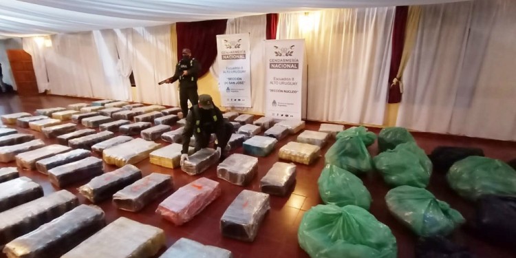 Gracias al perro “Boni”, encontraron tres toneladas de droga escondida entre bobinas de papel