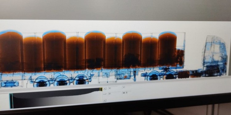 Gracias al perro “Boni”, encontraron tres toneladas de droga escondida entre bobinas de papel