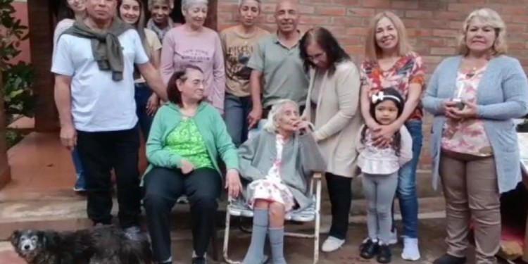 CENTENARIO. Mercedes cumplió 101 años de edad y es muy querida por toda su familia y la comunidad.