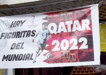 Se acerca el Mundial, continúa el furor por las figuritas y los precios también aumentan