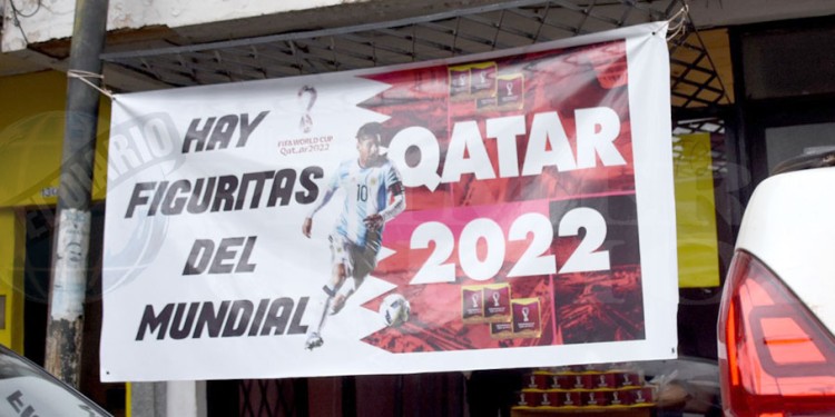 NEGOCIO REDONDO. Hay quienes exclusivamente venden las figuritas del Mundial por sobre, caja o unidad pero a precios más elevados que el resto.