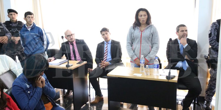 SENTENCIADOS. Karina Beatriz Dos Santos (24) y Héctor Oscar Dos Santos (33) escuchan la sentencia de prisión perpetua en el juicio que se resolvió en una sola jornada de debate.