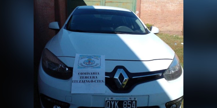 FUGA. Se cree que en este automóvil (Fluence) huyó tanto “El Negro” como su banda tras el robo en Oberá.
