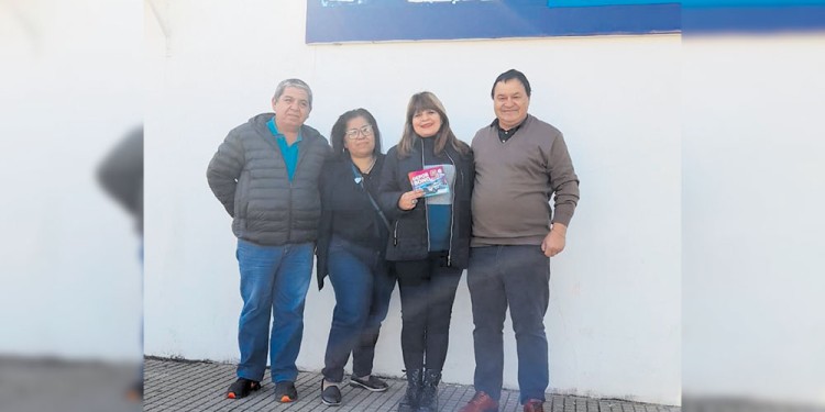 LO VENDIÓ EL SARMIENTO. Jose Gauto,Liliana Mercado, Patricia Gómez (feliz ganadora del Deporbono 5) y Eduardo Gómez, presidente del club.
