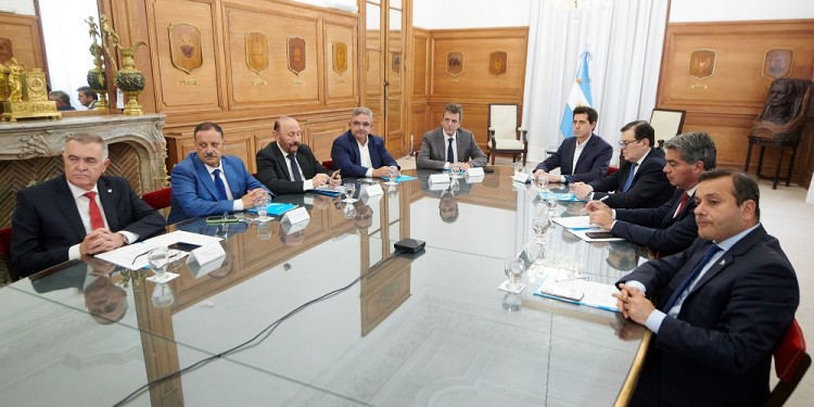 CASA ROSADA. Massa y De Pedro con los mandatarios de la región del Norte Grande en la reunión de ayer.