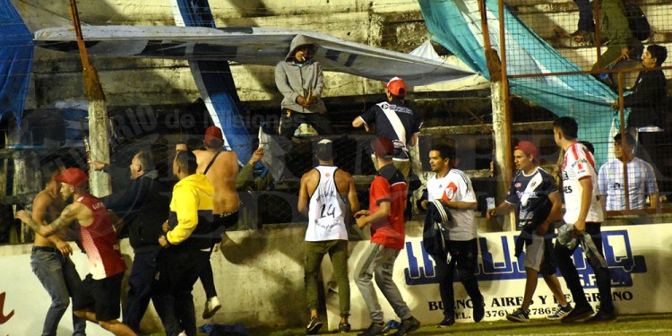 INCIDENTES. Hinchas de Guaraní y de Nacional se cruzaron sobre el final del partido en Villa Sarita. Cuatro heridos.