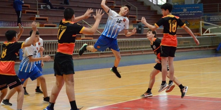 ALTURA CRUCERO. En el Polideportivo Mundialista de Montecarlo se disputaron las finales de handball. A puro show.