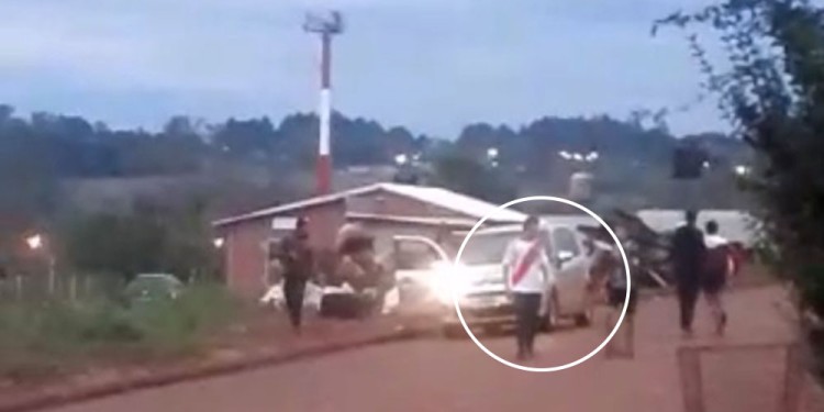 MATERIAL FÍLMICO. En varios videos se observa a los involucrados (aquí con camiseta de River el último detenido).