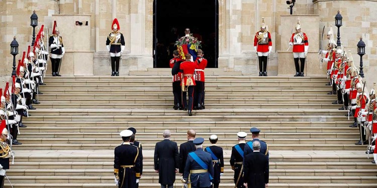 Isabel II ya descansa tras su multitudinario funeral