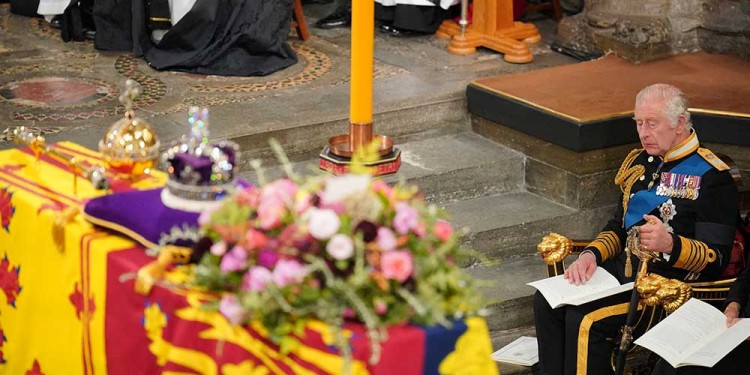 Isabel II ya descansa tras su multitudinario funeral