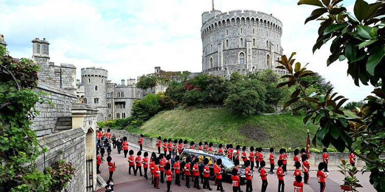 Isabel II ya descansa tras su multitudinario funeral