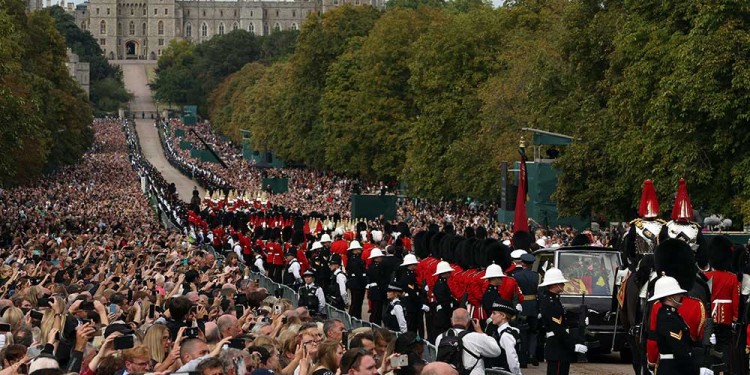 Isabel II ya descansa tras su multitudinario funeral