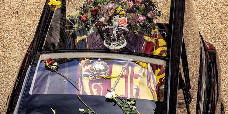 Isabel II ya descansa tras su multitudinario funeral