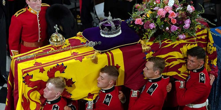 Isabel II ya descansa tras su multitudinario funeral