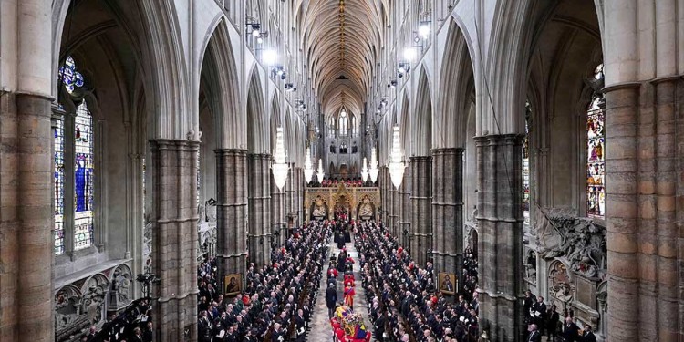Isabel II ya descansa tras su multitudinario funeral