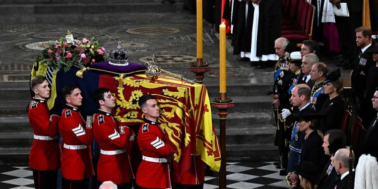 Isabel II ya descansa tras su multitudinario funeral