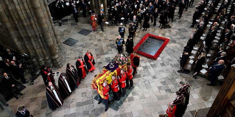 Isabel II ya descansa tras su multitudinario funeral