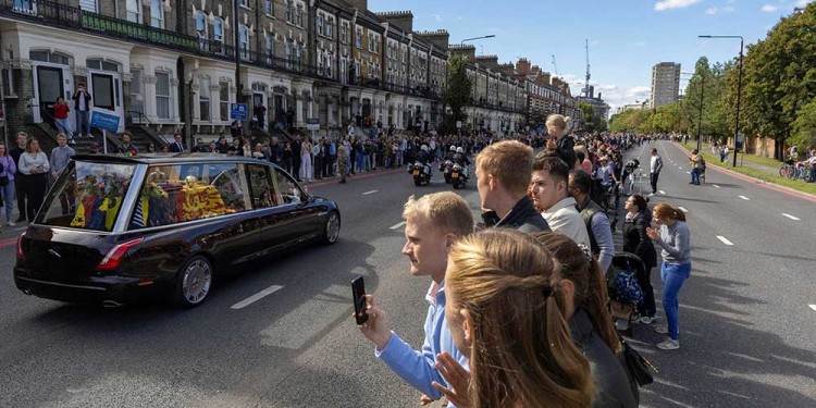 Isabel II ya descansa tras su multitudinario funeral
