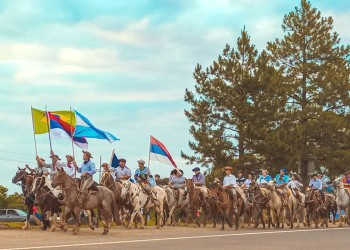 Jinetes se preparan para la tradicional fiesta El Bagual