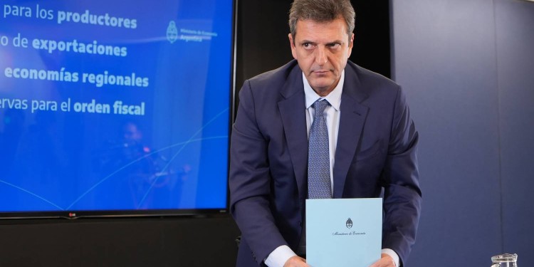 NOTICIAS ARGENTINAS BAIRES, SEPTIEMBRE 4: El ministro de Economía, Sergio Massa, durante los anuncios de nuevas medidas para la liquidacion de exportaciones. Foto NA: MARCELO CAPECE