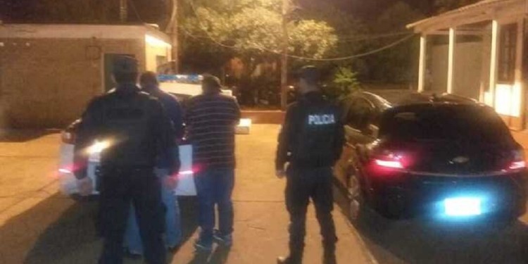 TRAS LAS REJAS. Los dos sospechosos y el automóvil secuestrado tras el homicidio del joven Antonio Ledesma.