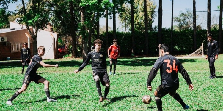 TRABAJO CON PELOTA. Los jóvenes que asistieron a las pruebas de Bayern. (Foto Prens Crucero).