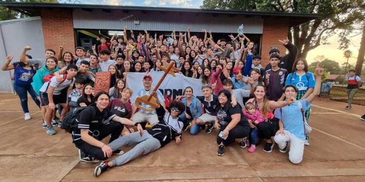 TODO FUE UNA FIESTA. Los jóvenes representantes de la Normal 2 recibieron los premios de la Estudiantina de Montecarlo.
