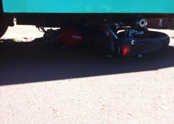 Perdió el control de la moto y terminó debajo de un colectivo