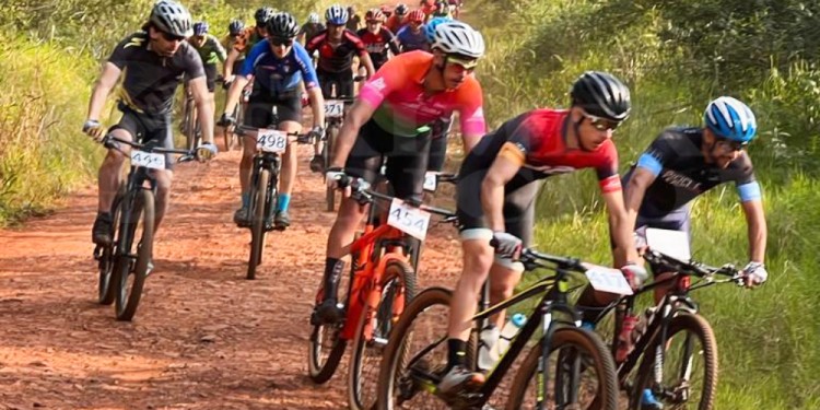 A PEDALEAR. La largada fue a puro sol. Después se vino la lluvia. (Foto gentileza C.Reble).