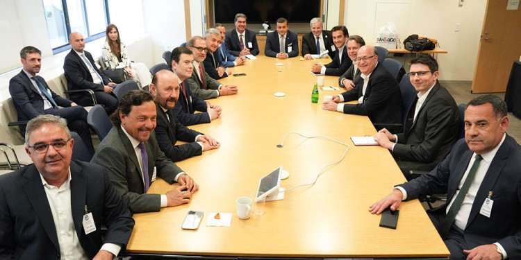 EL FONDO. Los gobernadores se encontraron con representantes del FMI. En la cabecera, el misionero Herrera Ahuad