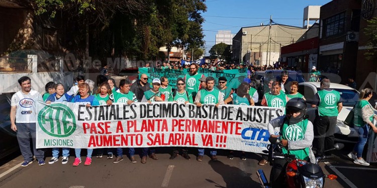 MARCHA. Los trabajadores ya se manifiestan en Posadas.