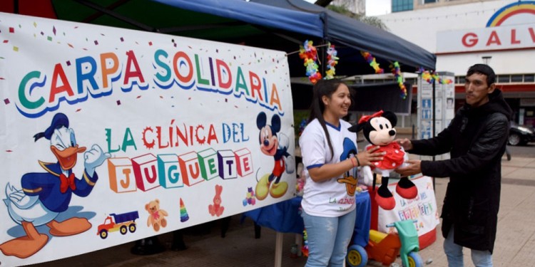 EN LA PLAZA, DE 8 A 14. Los voluntarios de la Clínica recibirán los peluches hoy y mañana.