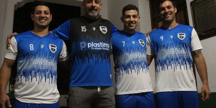 PILCHA NUEVA. Gómez De Olivera, Mattos, Pereira y Arrieta, con la camiseta que Plastimi presentará en Formosa. (Gentileza: Sólo Futsal)