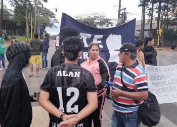 Cortan avenidas de Posadas para evitar que los desalojen