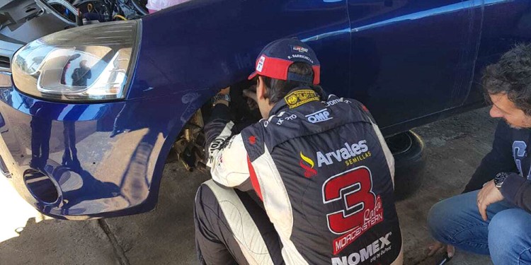 PREPARACIÓN. Rafa mete mano en el Clio con el que debutará en Oberá.