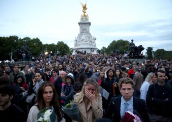 Multitudes cantan “Dios Salve a la Reina” frente al Palacio de Buckingham