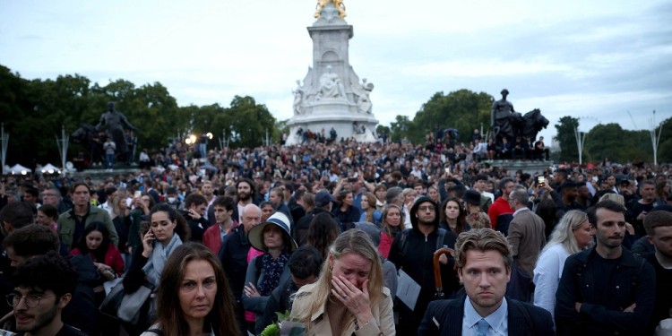 People react outside the
Buckingham Palace, after Queen
Elizabeth, Britain's longest-
reigning monarch and the
nation's figurehead for seven
decades, died aged 96,
according to Buckingham Palace,
in London, Britain September 8,
2022. Foto NA-REUTERS/Henry
Nicholls