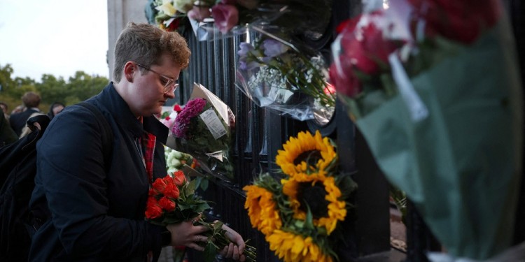 Multitudes cantan “Dios Salve a la Reina” frente al Palacio de Buckingham