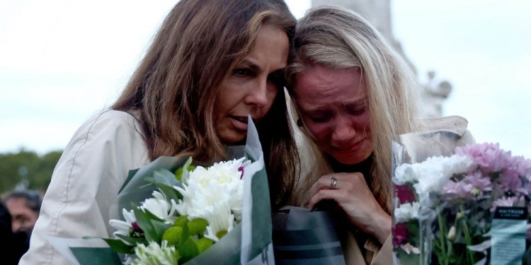 Multitudes cantan “Dios Salve a la Reina” frente al Palacio de Buckingham