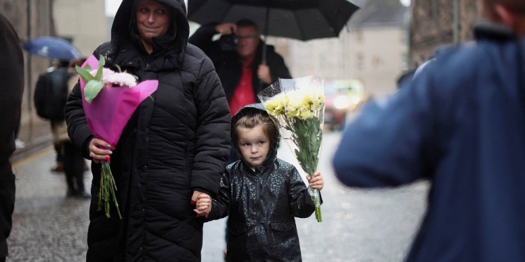 Multitudes cantan “Dios Salve a la Reina” frente al Palacio de Buckingham